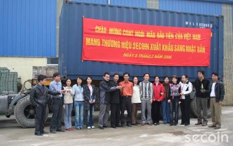 Lần đầu tiên Ngói mầu của Việt nam được xuất khẩu sang Nhật Bản